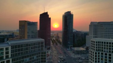 Berlin potsdamer platz gökyüzü altın saat günbatımında trafik yollarda akarken. Yukarıdan insansız hava aracı görüntüleri 