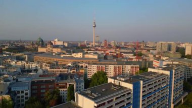Berlin şehir manzarasının ikonik işaretli fernsehturm ile hava manzarası, sed ve berliner dom Merkez Komitesi altın ışıkla yıkandı. panorama genel görünüm dronu 