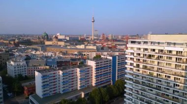 Berlin şehir manzarasının ikonik işaretli fernsehturm ile hava manzarası, sed ve berliner dom Merkez Komitesi altın ışıkla yıkandı. hız rampası hiper hareket zaman aşımı 