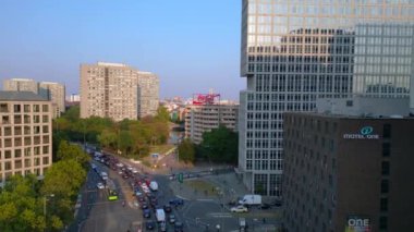 Berlin şehir manzarası, konut binaları, Coca Cola reklam panosu ve caddelerde hareket eden arabalar. hız rampası hiper hareket zaman aşımı 