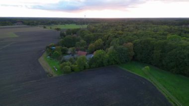 Geleneksel Kuzey Alman çiftliği ormanda yuva yapmış, yukarıdan çekilmiş. panorama genel görünüm dronu 