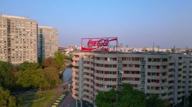 Berlin şehir manzarası, konut binaları, Coca Cola reklam panosu ve caddelerde hareket eden arabalar. hız rampası hiper hareket zaman aşımı 