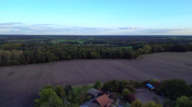 Drone, Almanya 'da sabanla sürülmüş bir tarlanın kenarındaki ormanı yakalıyor. panorama genel görünüm dronu 