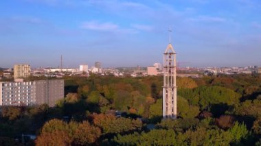 Berlins Tiergarten Parkı 'ndaki renkli sonbahar yeşilliklerinin havadan görünüşü. Şehir silueti uzakta. Yukarıdan insansız hava aracı görüntüleri 