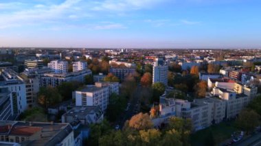 Berlin, Almanya 'daki Tiergarten Parkı' nın renkli sonbahar yeşilliklerinden geçen bir trenin hava görüntüsü. Güzel bir günbatımı sırasında. Ters İHA uçuşu 