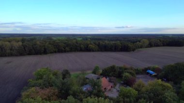 Drone, Almanya 'da sabanla sürülmüş bir tarlanın kenarındaki ormanı yakalıyor. uçuş üstü insansız hava aracı 