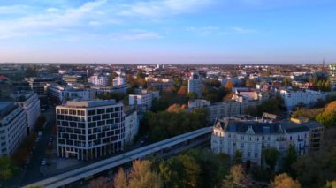 Berlin, Almanya 'daki Tiergarten Parkı' nın renkli sonbahar yeşilliklerinden geçen bir trenin hava görüntüsü. Güzel bir günbatımı sırasında. uçuş üstü insansız hava aracı 