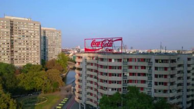 Berlin şehir manzarası, konut binaları, Coca Cola reklam panosu ve caddelerde hareket eden arabalar. panorama genel görünüm dronu 