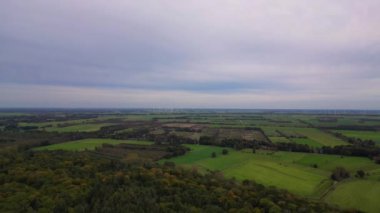 Drone, Almanya 'da sabanla sürülmüş bir tarlanın kenarındaki ormanı yakalıyor. Ters İHA uçuşu 