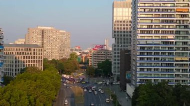 Berlin şehir manzarası, konut binaları, Coca Cola reklam panosu ve caddelerde hareket eden arabalar. uçuş üstü insansız hava aracı 