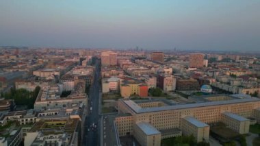 Gün batımında Berlin 'in fernsehturm, trafik ve maliye bakanlığıyla gökyüzü manzarası. Sağ drona döndür 