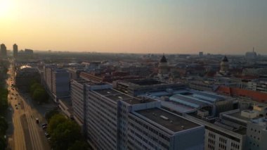 Berlin şehir manzarasının ikonik işaretli fernsehturm ile hava manzarası, sed ve berliner dom Merkez Komitesi altın ışıkla yıkandı. panorama genel görünüm dronu 