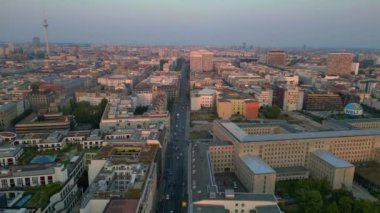 Gün batımında Berlin 'in fernsehturm, trafik ve maliye bakanlığıyla gökyüzü manzarası. İHA 'yı eğ 