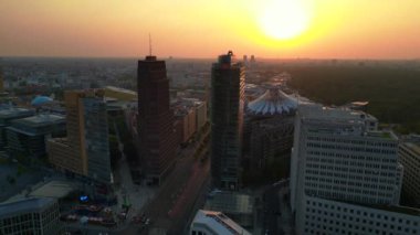 Berlin potsdamer platz gökyüzü altın saat günbatımında trafik yollarda akarken. Yukarıdan insansız hava aracı görüntüleri 