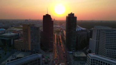 Berlin potsdamer platz gökyüzü altın saat günbatımında trafik yollarda akarken. panorama genel görünüm dronu 