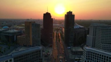 Berlin potsdamer platz gökyüzü altın saat günbatımında trafik yollarda akarken. İHA alçalıyor 