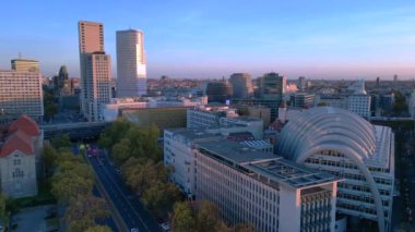 Ludwig Erhard Haus ve Berlin 'in hava görüntüsü alacakaranlıkta gökyüzü kararırken 2024 sonbahar panorama insansız hava aracı. 