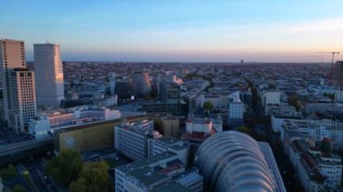 Ludwig Erhard Haus ve Berlin 'in hava görüntüsü alacakaranlıkta gökyüzü kararırken 2024 sonbaharında İHA' yı aşağı indir. 