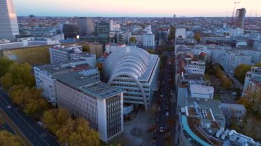 Ludwig Erhard Haus ve Berlin 'in hava görüntüsü alacakaranlıkta gökyüzünde alacakaranlıkta 2024' ün sonbaharında. 