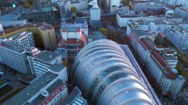 Ludwig Erhard Haus ve Berlin 'in hava görüntüsü alacakaranlıkta gökyüzünde alacakaranlıkta 2024 sonbaharında. 