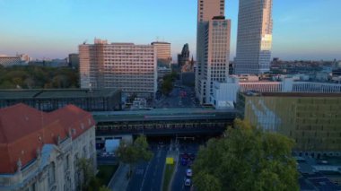 Hayvanat bahçesi tren istasyonunun ve Berlin, Almanya 'da gün batımında çevreleyen şehir manzarasının görüntüsü yükseldi. panorama genel görünüm dronu 