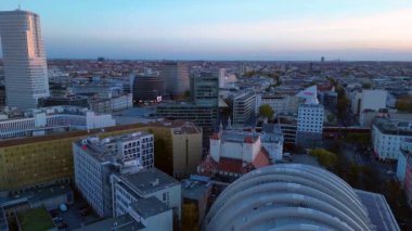 Ludwig Erhard Haus ve Berlin 'in hava görüntüsü alacakaranlıkta alacakaranlıkta gökyüzünde 2024 sonbaharı üstü insansız hava aracı. 