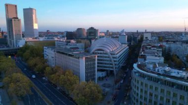 Ludwig Erhard Haus ve Berlin 'in hava görüntüsü alacakaranlıkta gökyüzü kararırken 2024 sonbahar İHA' nın yukarıdan çektiği görüntü. 