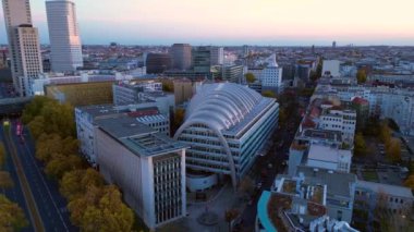 Ludwig Erhard Haus ve Berlin 'in hava görüntüsü alacakaranlıkta gökyüzünde 2024 sonbaharında İHA kamerasını gösteriyor. 