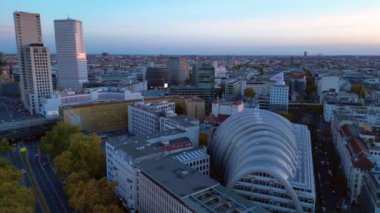 Ludwig Erhard Haus ve Berlin 'in hava görüntüsü alacakaranlıkta alacakaranlıkta gökyüzünde 2024 sonbaharı üstü insansız hava aracı. 