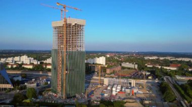 Berlin 2024 'teki Estrel Kulesi' nin inşaat alanında. Arka planda vinçler ve şehir manzarası var. İticileri ileri çalıştır 