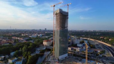 Berlin 2024 'teki Estrel Kulesi' nin inşaat alanında. Arka planda vinçler ve şehir manzarası var. hız rampası hiper hareket zaman aşımı 