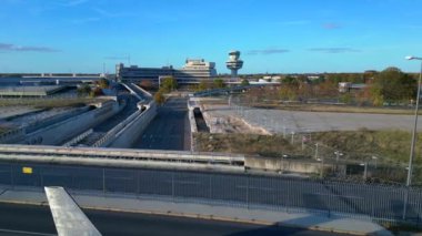 Berlin Tegel Havaalanı 'nın hava görüntüsü ana terminali, kontrol kulesini, hangarları ve çevre altyapıyı gösteriyor. doly sağ drone 