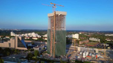 Berlin 2024 'teki Estrel Kulesi' nin inşaat alanında. Arka planda vinçler ve şehir manzarası var. Yukarıdan insansız hava aracı görüntüleri 