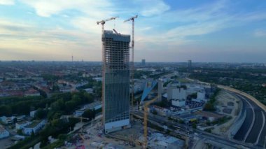 Berlin 2024 'teki Estrel Kulesi' nin inşaat alanında. Arka planda vinçler ve şehir manzarası var. İHA 'yı çek 