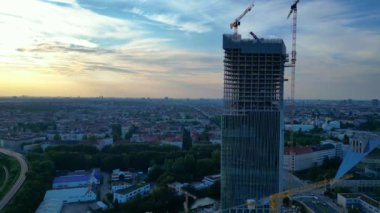 Berlin 2024 'teki Estrel Kulesi' nin inşaat alanında. Arka planda vinçler ve şehir manzarası var. İHA alçalıyor 