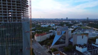 Berlin 2024 'teki Estrel Kulesi' nin inşaat alanında. Arka planda vinçler ve şehir manzarası var. Çok yakından geçen bir insansız uçak 
