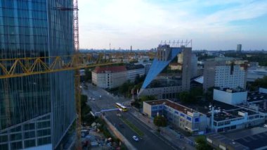Berlin 2024 'teki Estrel Kulesi' nin inşaat alanında. Arka planda vinçler ve şehir manzarası var. İHA 'yı kaldırın. 