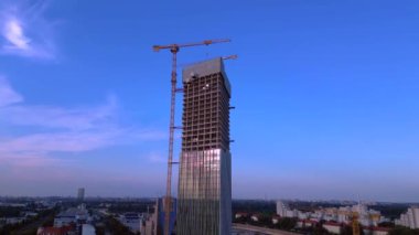 Berlin 2024 'teki Estrel Kulesi' nin inşaat alanında. Arka planda vinçler ve şehir manzarası var. İHA yükseliyor 