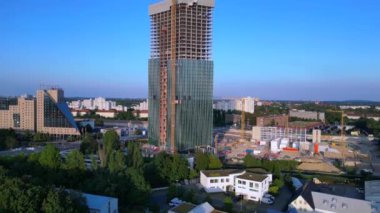Berlin 2024 'teki Estrel Kulesi' nin inşaat alanında. Arka planda vinçler ve şehir manzarası var. İHA yükseliyor 