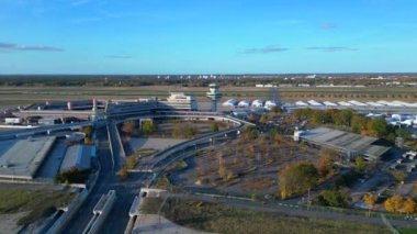 Berlin Tegel Havaalanı 'nın hava görüntüsü ana terminali, kontrol kulesini, hangarları ve çevre altyapıyı gösteriyor. panorama genel bakış İHA 'yı indiriyor 