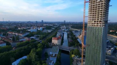 Berlin 2024 'teki Estrel Kulesi' nin inşaat alanında. Arka planda vinçler ve şehir manzarası var. Sağ drona döndür 