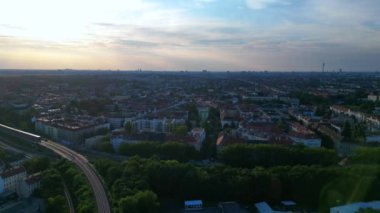 Berlin 2024 'teki Estrel Kulesi' nin inşaat alanında. Arka planda vinçler ve şehir manzarası var. panorama genel görünüm dronu 