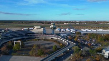Berlin Tegel Havaalanı 'nın hava görüntüsü ana terminali, kontrol kulesini, hangarları ve çevre altyapıyı gösteriyor. hız rampası hiper hareket zaman aşımı 