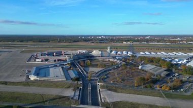 Berlin Tegel Havaalanı 'nın hava görüntüsü ana terminali, kontrol kulesini, hangarları ve çevre altyapıyı gösteriyor. hız rampası hiper hareket zaman aşımı 