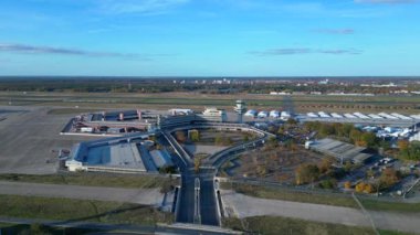 Berlin Tegel Havaalanı 'nın hava görüntüsü ana terminali, kontrol kulesini, hangarları ve çevre altyapıyı gösteriyor. Yukarıdan insansız hava aracı görüntüleri 