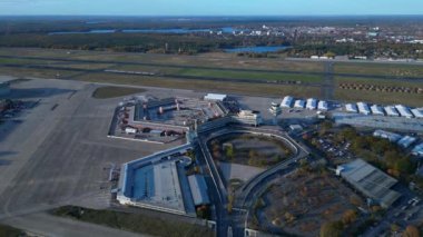 Berlin Tegel Havaalanı 'nın hava görüntüsü ana terminali, kontrol kulesini, hangarları ve çevre altyapıyı gösteriyor. İHA kamerası aşağıya bakıyor 