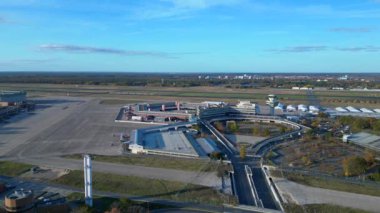 Berlin Tegel Havaalanı 'nın hava görüntüsü ana terminali, kontrol kulesini, hangarları ve çevre altyapıyı gösteriyor. Yukarıdan insansız hava aracı görüntüleri 