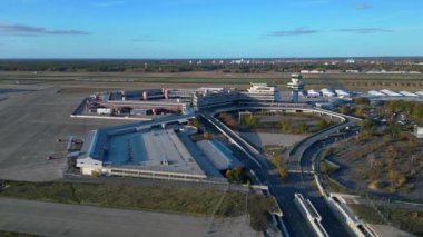 Berlin Tegel Havaalanı 'nın hava görüntüsü ana terminali, kontrol kulesini, hangarları ve çevre altyapıyı gösteriyor. panorama genel görünüm dronu 