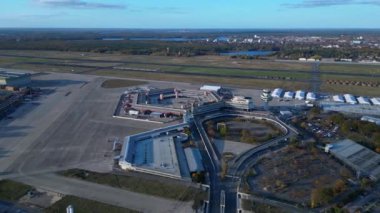 Berlin Tegel Havaalanı 'nın hava görüntüsü ana terminali, kontrol kulesini, hangarları ve çevre altyapıyı gösteriyor. Sol İHA 'ya dön 
