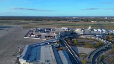 Berlin Tegel Havaalanı 'nın hava görüntüsü ana terminali, kontrol kulesini, hangarları ve çevre altyapıyı gösteriyor. Ters İHA uçuşu 